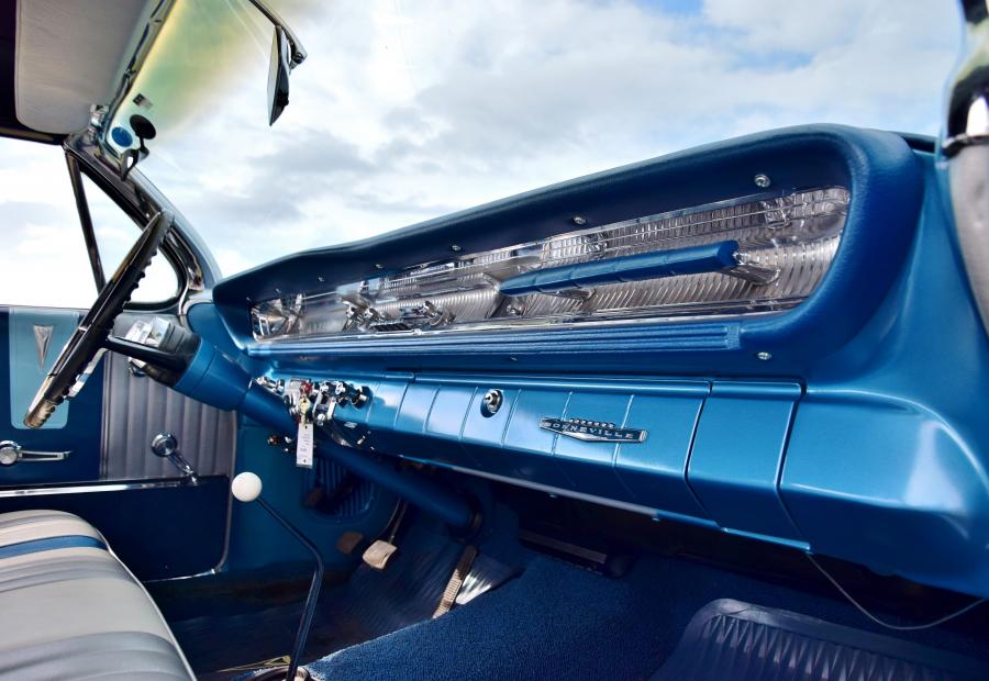 Интерьер Pontiac Bonneville Convertible (2867) 1961 года  (фото 16 из 59)